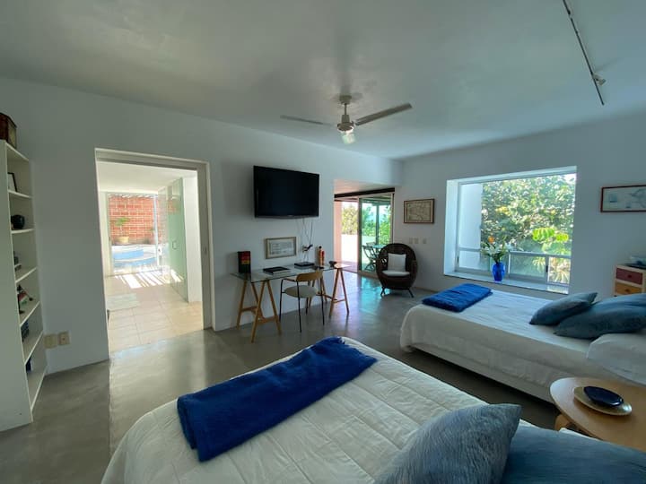 Recámara principal PH con dos camas QS y baño privado con acceso a la terraza y jacuzzi. Vista espectacular al valle de Morelos.