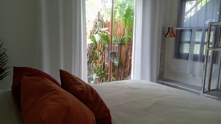 Апартамент Paraiso с баня, интегрирана с вътрешна тропическа градина 