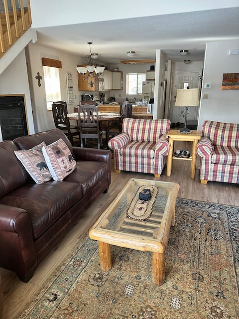 Libby's Lodge - Clean & Bright Condo with A/C