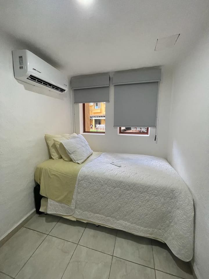 غرفة نوم بسرير واحد وسرير في الطابق السفلي وحمام كامل داخل الغرفة وتكييف الهواء (الطابق الأرضي).