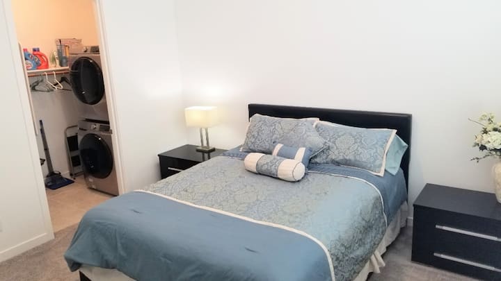 Დიდი საძინებელი სათავსოებით და პირადი სარეცხი მანქანით და საშრობით.