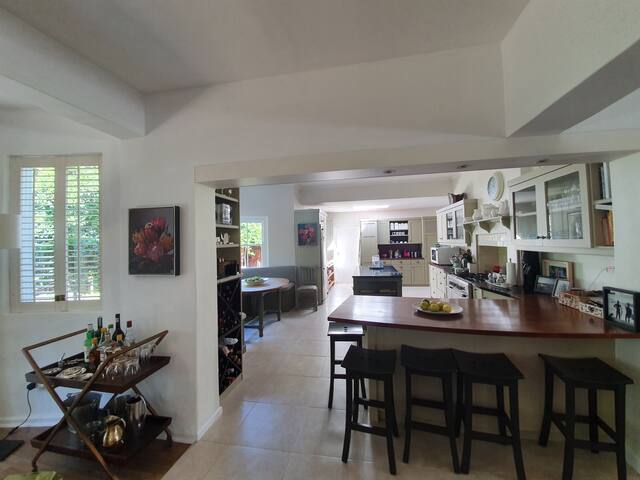 5 bedroom holiday home to rent in Cape Town gallery image 2