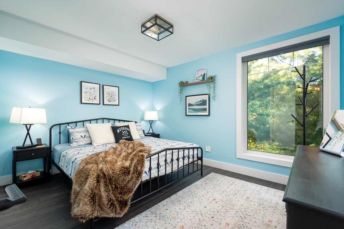 Second guestroom with king bed and beautiful views.