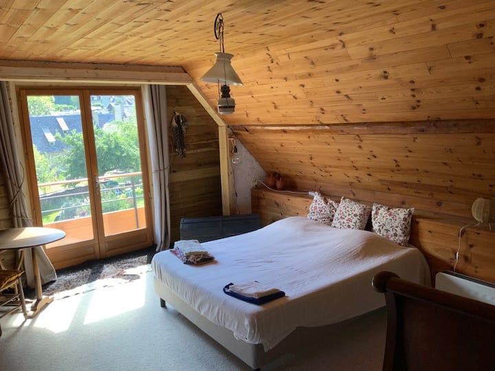 חדר שינה 5: מיטת זוגית 160 ס"מ ומיטת יחיד ברוחב 100 ס"מ