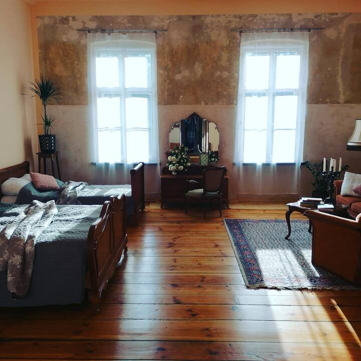 卧室宽敞
这间超级宽敞的房间经过精心设计，让您感到舒适，让您放松身心。糕点色彩、温暖的光线和公园美景为您带来独一无二的放松体验。 