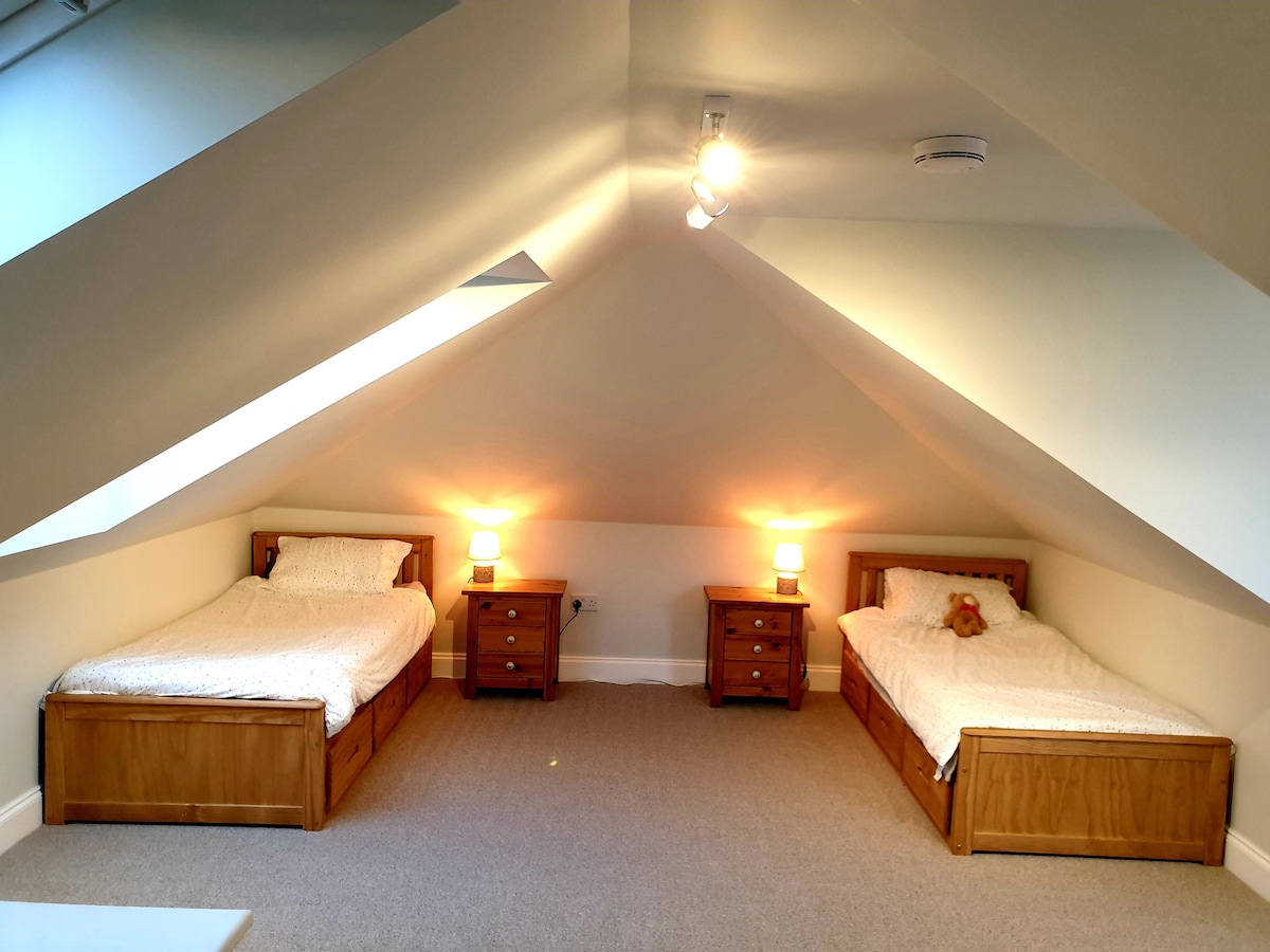 Attic bedroom, sleeps up to 4