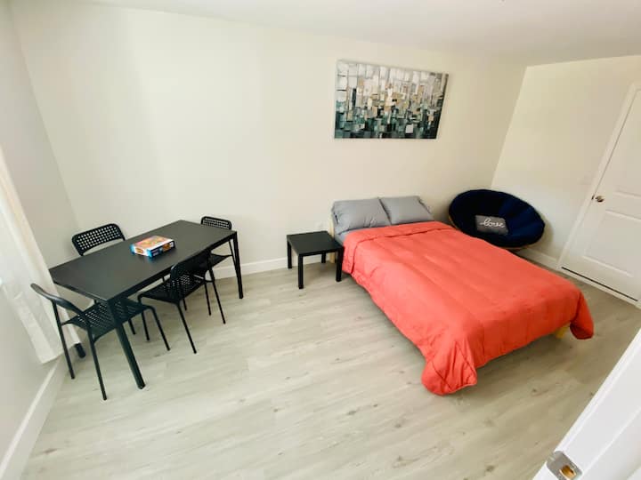 חדר שינה ראשון הממוקם בקומה הראשית