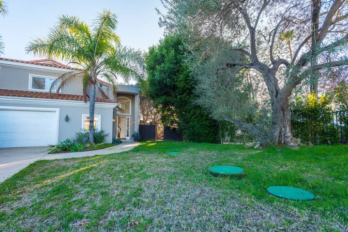 Amazing 6 bedrooms 2 Min to PCH and the beach! gallery image 5