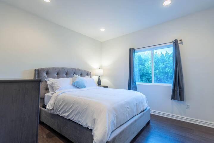 Amazing 6 bedrooms 2 Min to PCH and the beach! gallery image 3