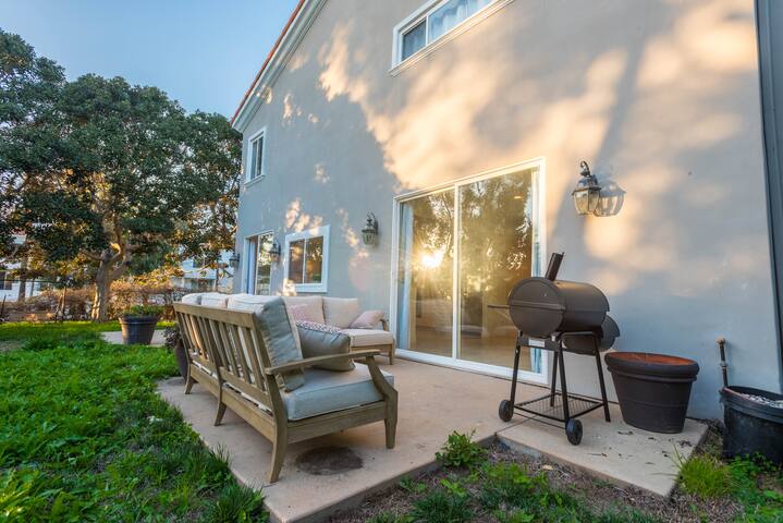 Amazing 6 bedrooms 2 Min to PCH and the beach! gallery image 4