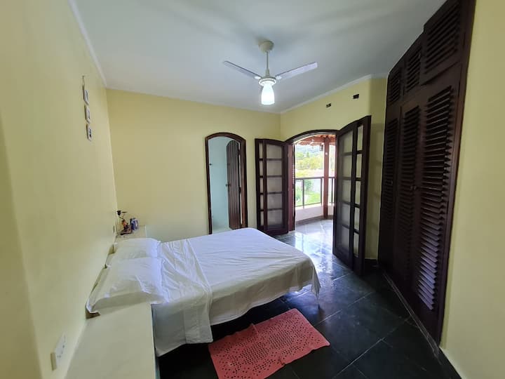 Chumba cha kwanza cha kulala: Ni chumba kilicho na kitanda cha watu wawili