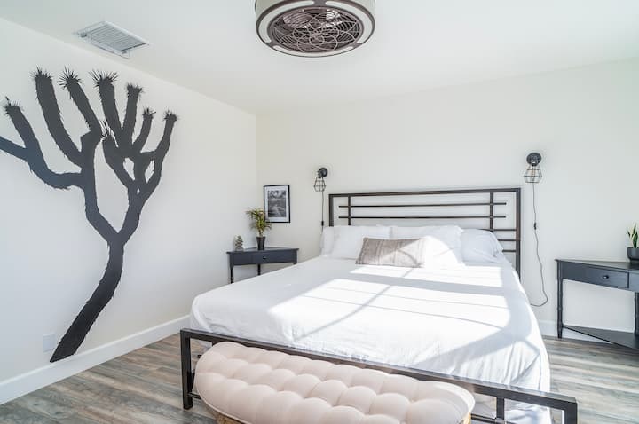 ห้องนอนใหญ่มีฟูกนอนคิงแคลิฟอร์เนียที่สะดวกสบาย