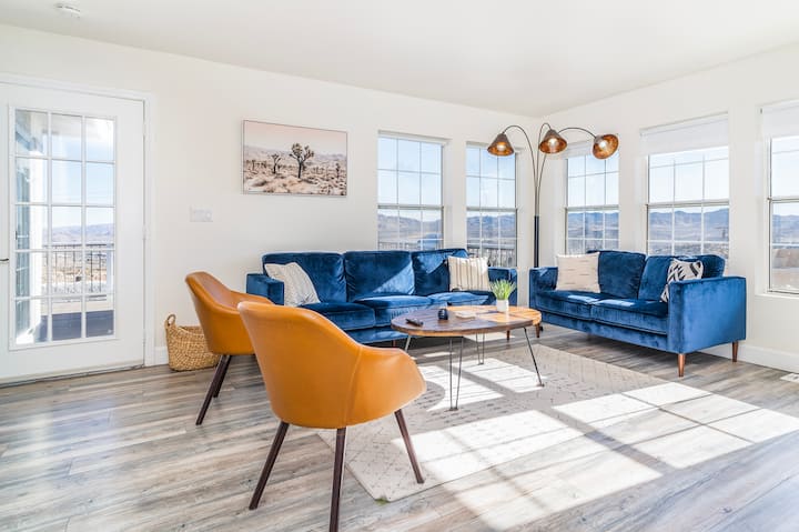 โซฟากำมะหยี่นุ่มสบาย ค่ำคืนที่ดูทีวีอย่างสบายๆ และวิวตั้งแต่พระอาทิตย์ขึ้นจนถึงพระอาทิตย์ตกกำลังรอคุณอยู่