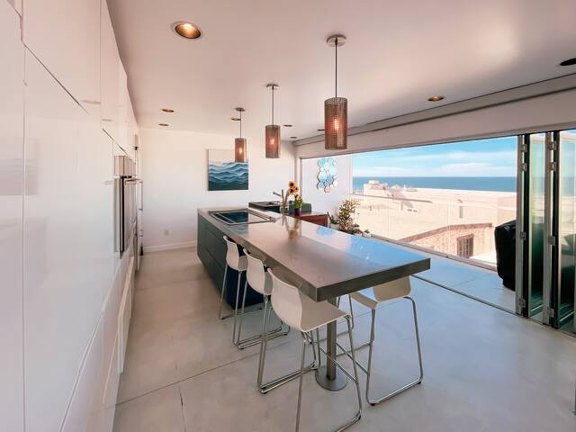 Luxury Beach Townhouse with Panoramic Ocean Views gallery image 5