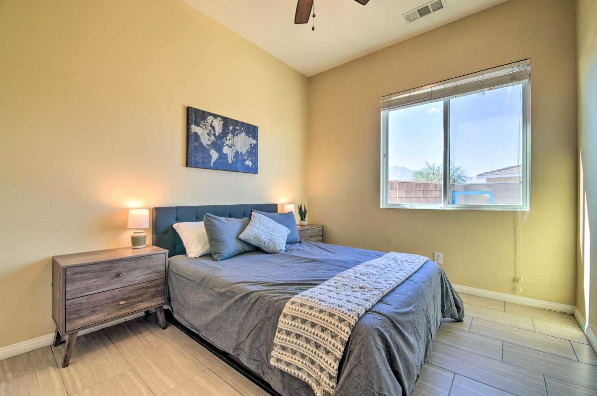 Cuarto dormitorio, cama queen, ventiladores de techo y espejos en cada dormitorio. 