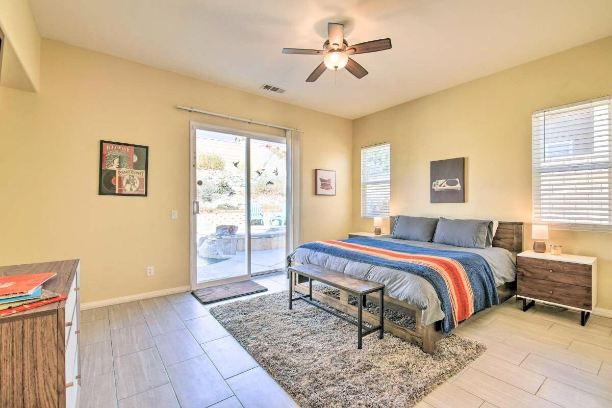 Dormitorio principal con cama Cal King y acceso privado al jacuzzi.