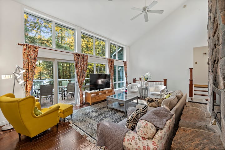 Private Scenic Muskoka Lakefront Cottage (Hot Tub) - Muskoka