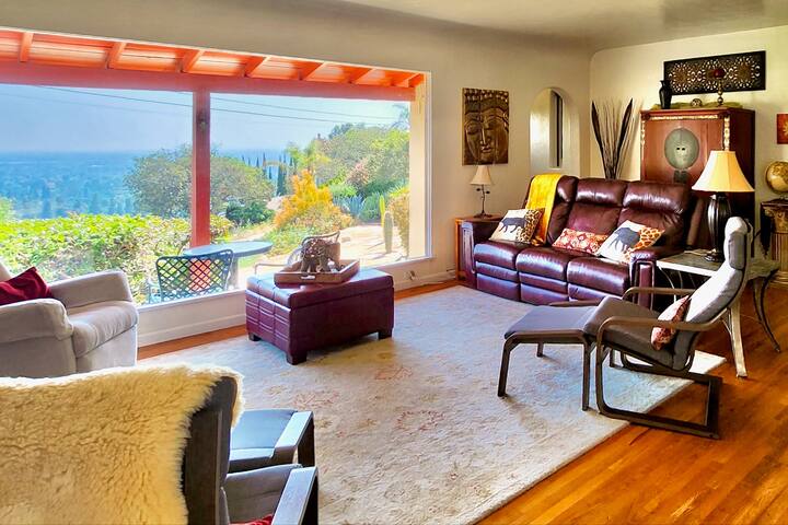 Gorgeous views! 2000 sqft house & yard!