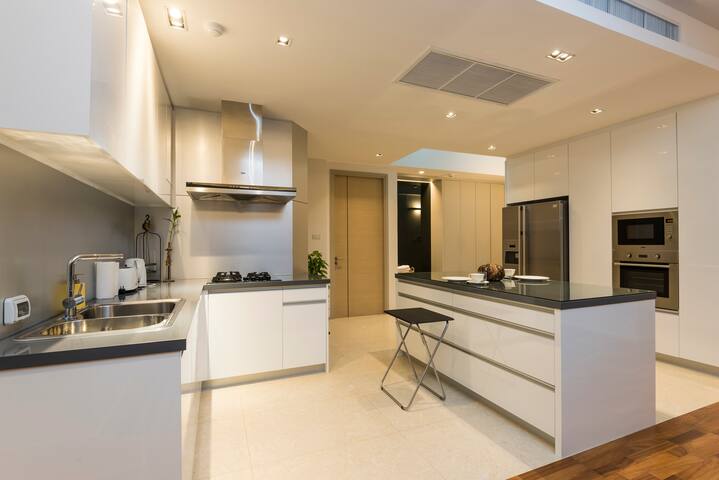 2 Storey Penthouse with Roof-Top Pool in Thonglor gallery image 3