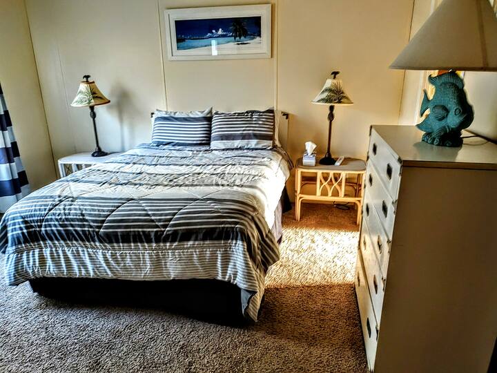 ห้องนอนใหญ่พร้อมตู้เสื้อผ้าขนาดใหญ่