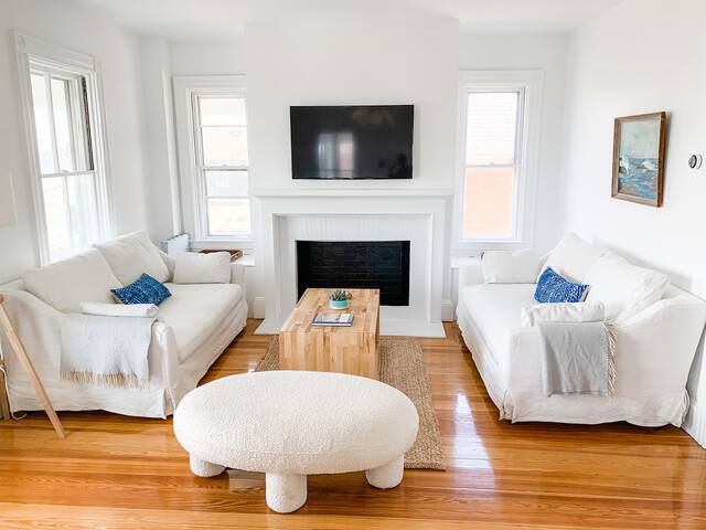 Oceanfront Home by Kristin & Sakonnet Farm & Stays gallery image 4