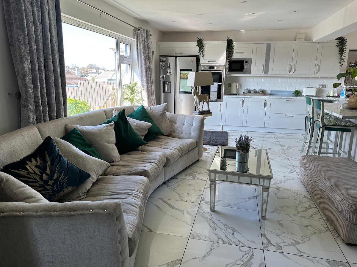 โซฟาขนาดใหญ่มากนอกจากนี้เรายังมีบีนแบ็กขนาดใหญ่มากดังนั้นจึงมีที่นั่งเพียงพอสำหรับทั้งครอบครัว 