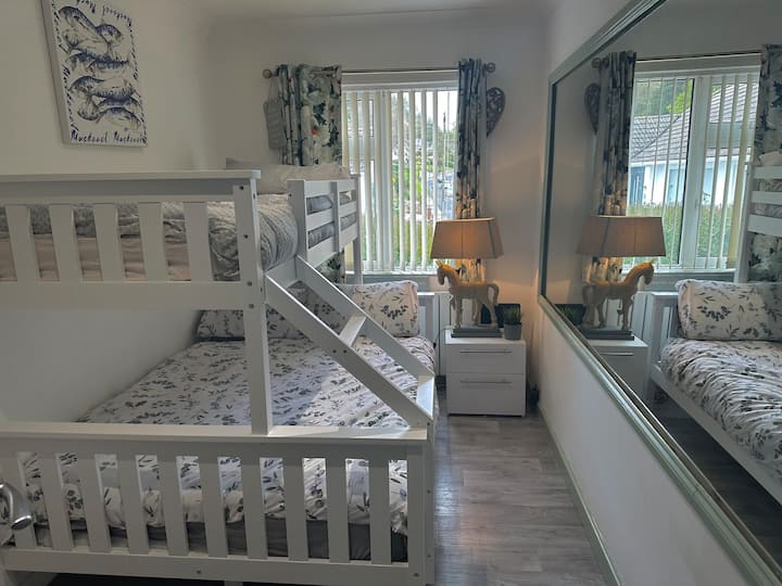 Tercer dormitorio con capacidad para tres personas, cama matrimonial con cama individual arriba.