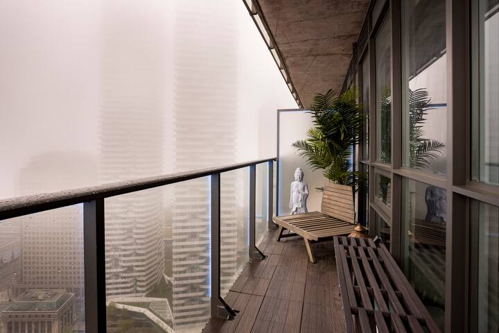 Presidential Loft – Stunning Water and City Views gallery image 5