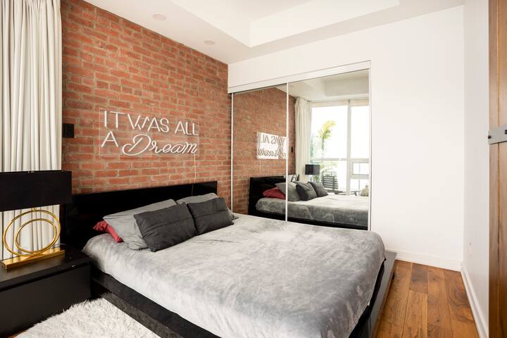 Presidential Loft – Stunning Water and City Views gallery image 4