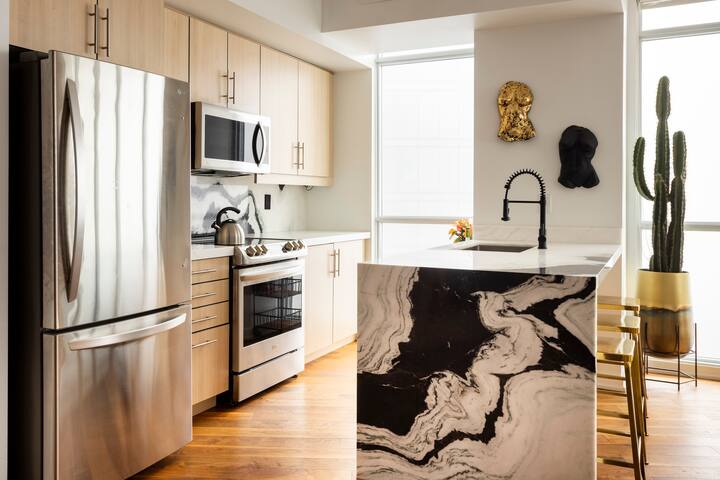 Presidential Loft – Stunning Water and City Views gallery image 3