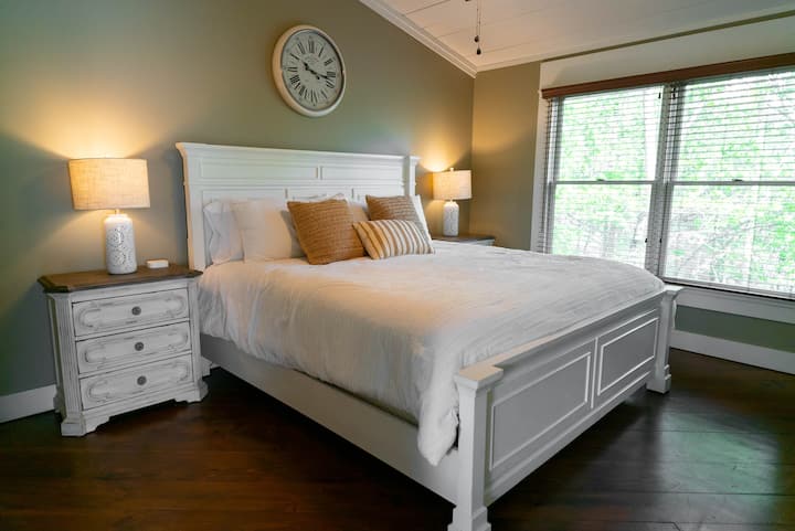 Mbret në dhomën e gjumit lart.