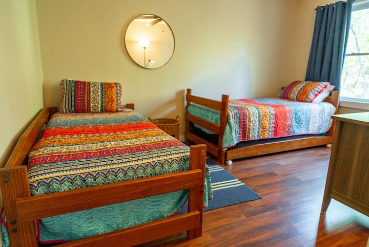 Dy binjakë në strofullën e vizitorëve në katin e poshtëm