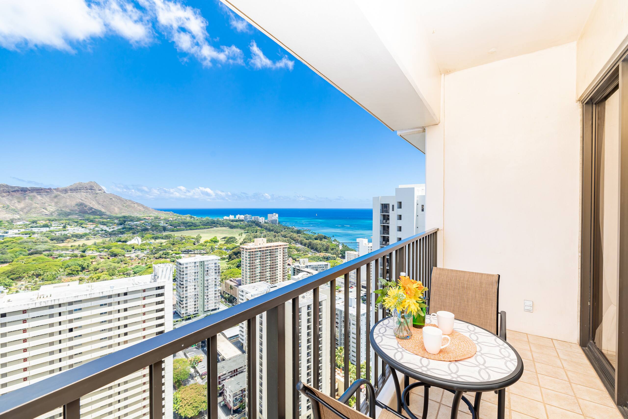 Condo in Honolulu · ★4.84 · 1 bedroom · 3 beds · 1 private bath - Image 21