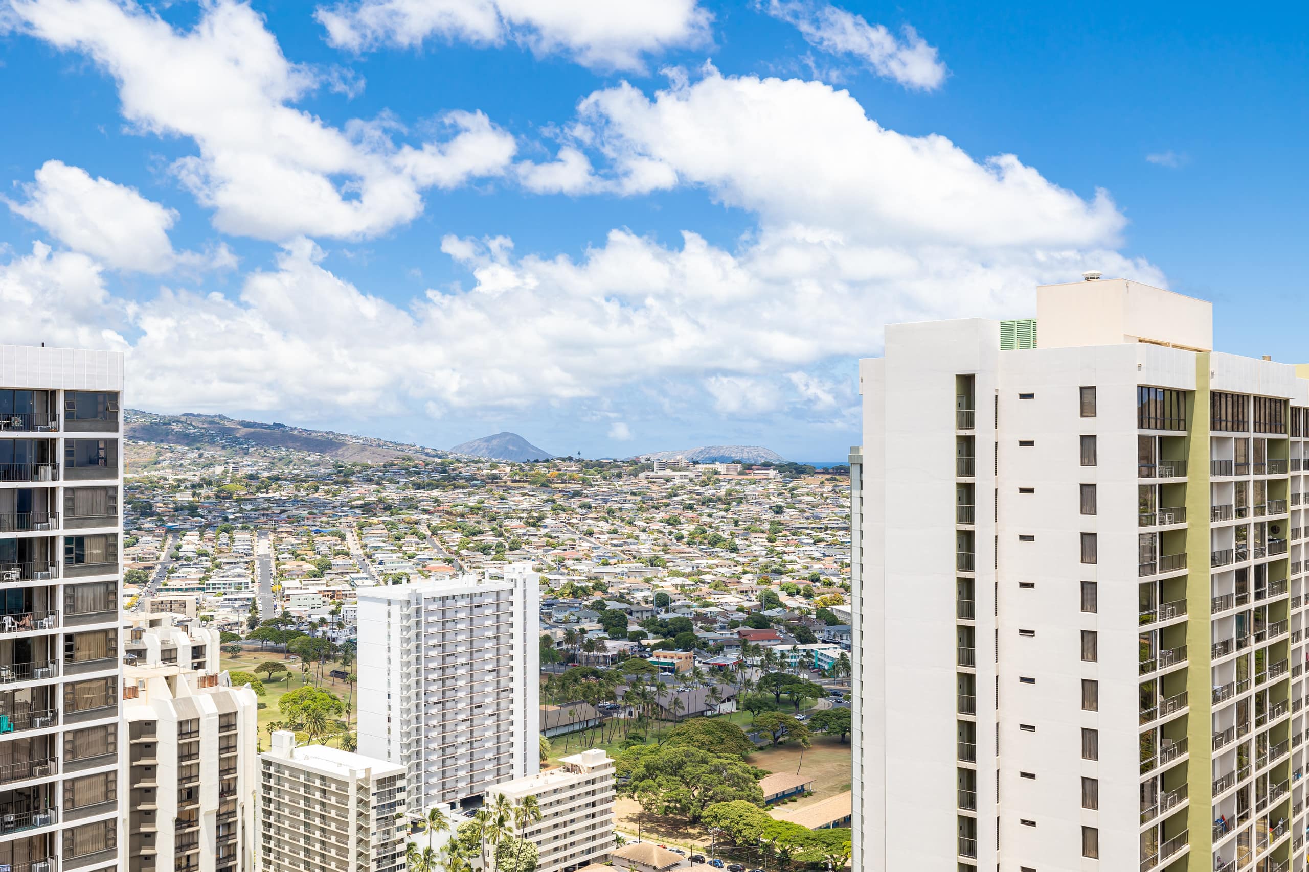 Condo in Honolulu · ★4.84 · 1 bedroom · 3 beds · 1 private bath - Image 23