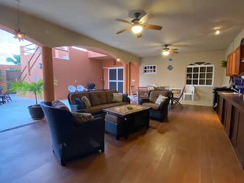 Anuncio de Airbnb popular: Island HQ • 4 Kings • Pool • Rooftop en Isla Mujeres