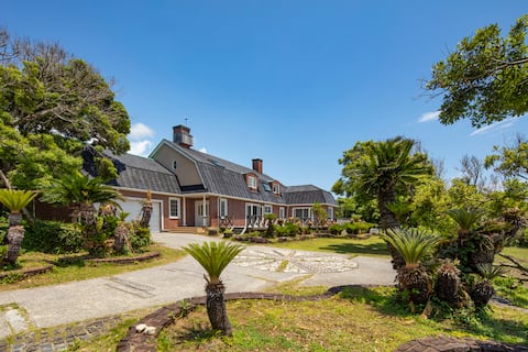 Recommended for training camps & 3-family trips, rent the entire Plantation House facing the sea, Na