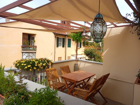 Top Airbnb: The terrace overlooking the stove a Lucca