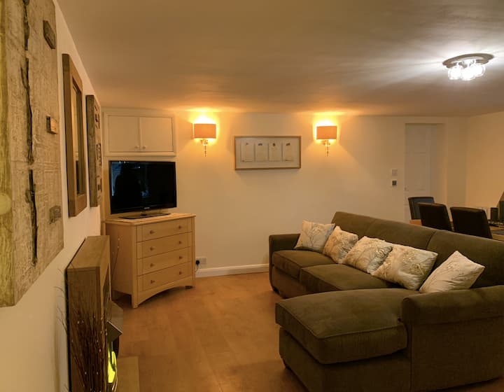 Delightful Cottage 15 Acre Estate + Pool + Hottub - Farnham