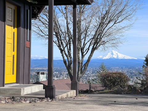 Flying Frog Yurt w/Mountain View (Easy Checkout!)