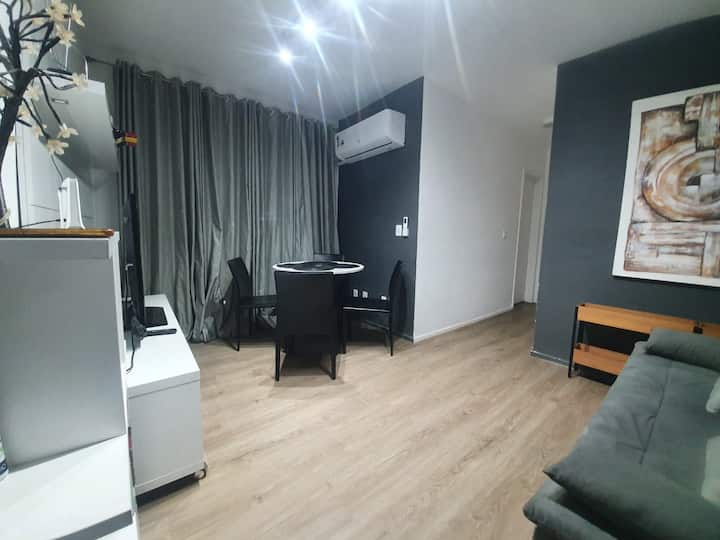 Dnevni boravak s kaučem na razvlačenje , u pozadini balkon s mirnim pogledom i...! Klima-uređaj za hlađenje vrućih dana!