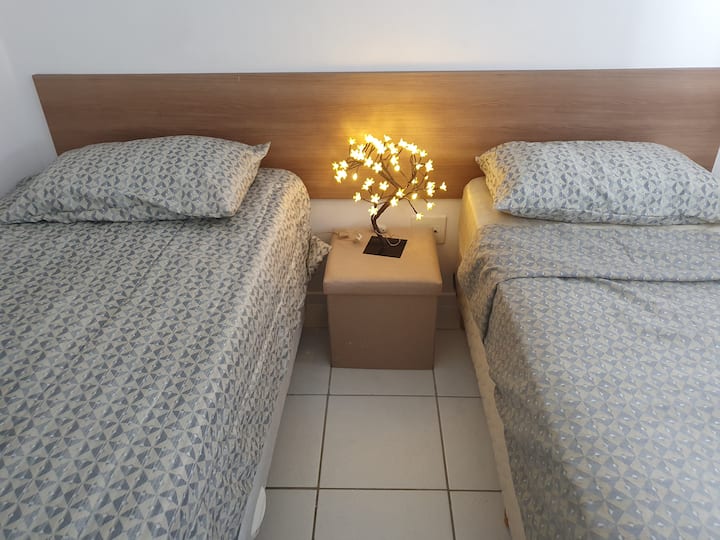 Dvokrevetna soba s bračnim krevetom... možete se pridružiti ili ih držati odvojeno !!! Komoda s 4 udobne ladice!!!!