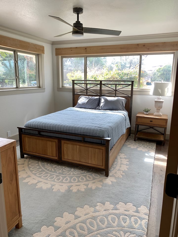 Hlavná spálňa (má záclony)