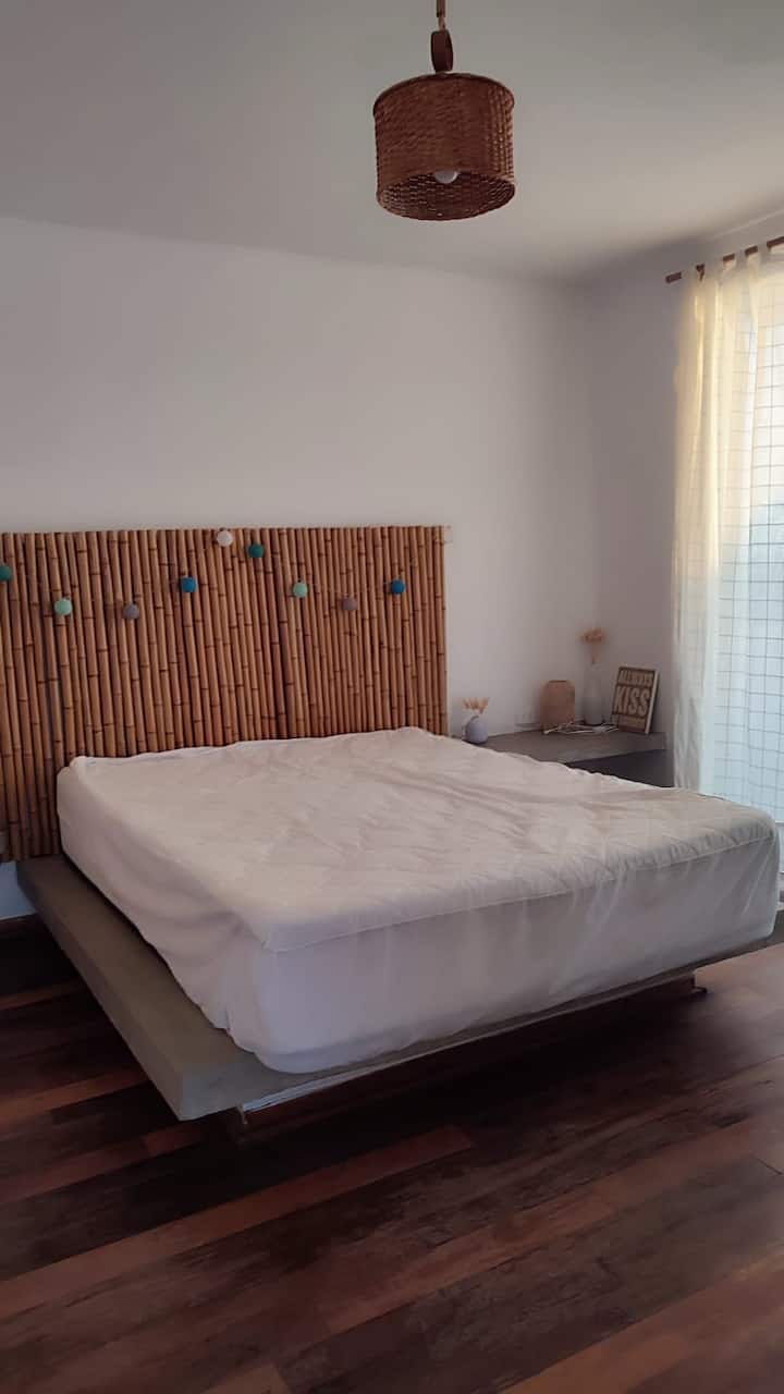 Dormitorio cómodo para descansar después de un día de playa.