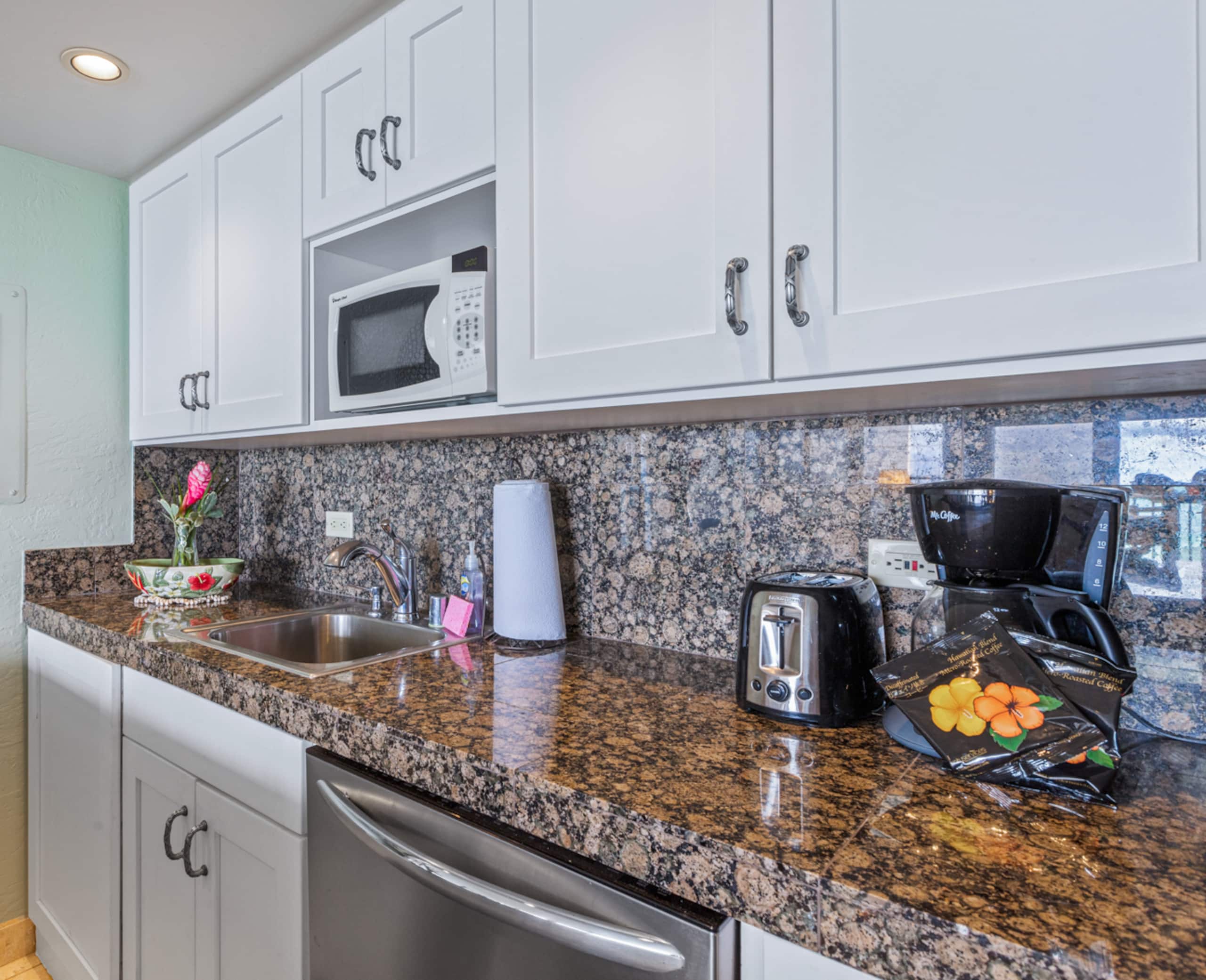 Condo in Lahaina · ★4.89 · 1 bedroom · 2 beds · 1 bath - Image 5