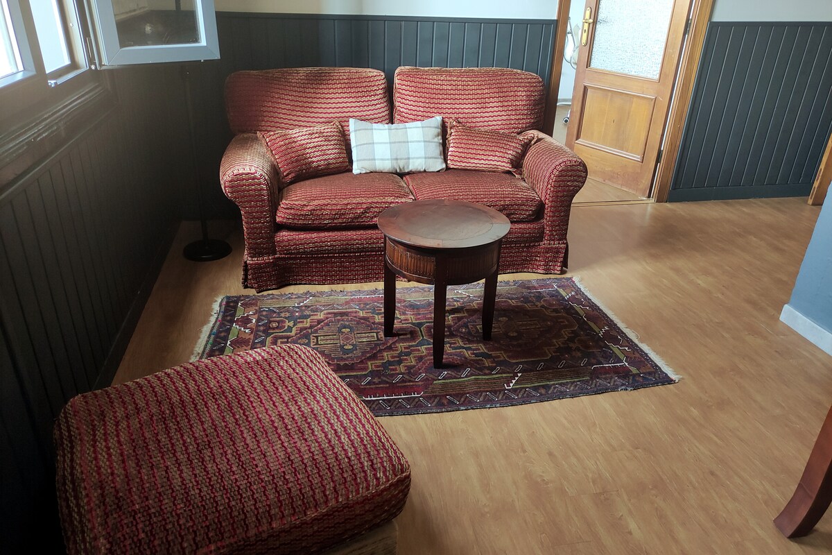 Kauč i tabure u dnevnom boravku