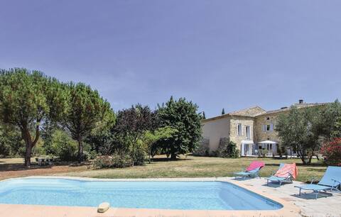 No neighbors! Swimming pool, cicadas, horizon.