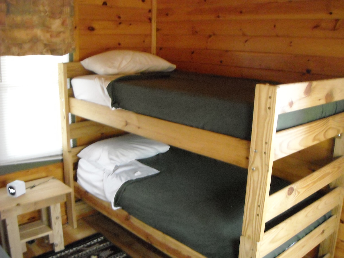 מיטות הקומתיים האלה הן שתי מיטות יחיד ויש עליהן מזרנים