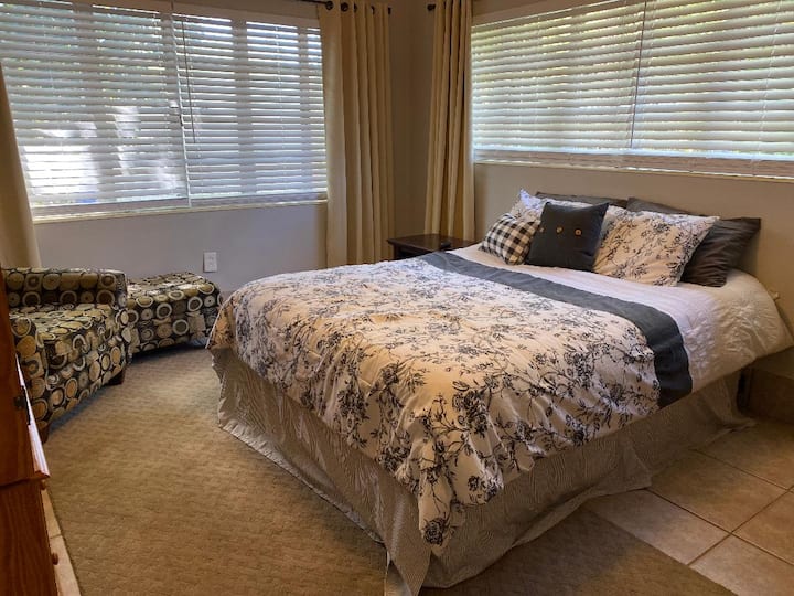 חדר שינה ראשי מס '1 עם מיטת קווין סייז