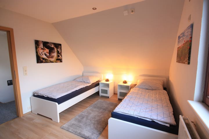 Dhoma e gjumit 2, kati 1, krevatet 90x200cm
