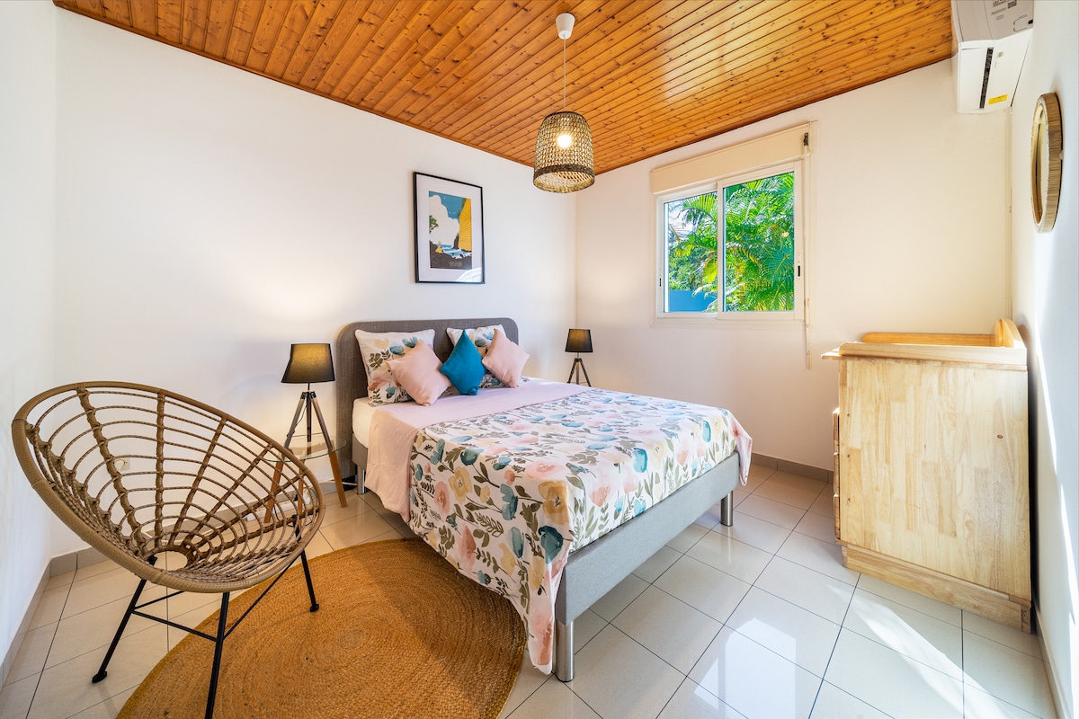 ห้อง "Cap jaune"... 
มาค้นพบความอยากรู้ทางธรณีวิทยานี้ซึ่งใช้เวลาขับรถ 5 นาทีจากวิลล่า.... บนเว็บไซต์ที่มีชื่อเสียงของ La Marine de Vincendo